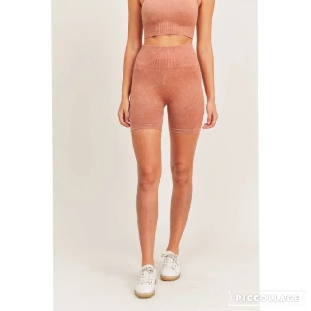 Multi-Ribbed Mineral-Washed Seamless‎ Shorts